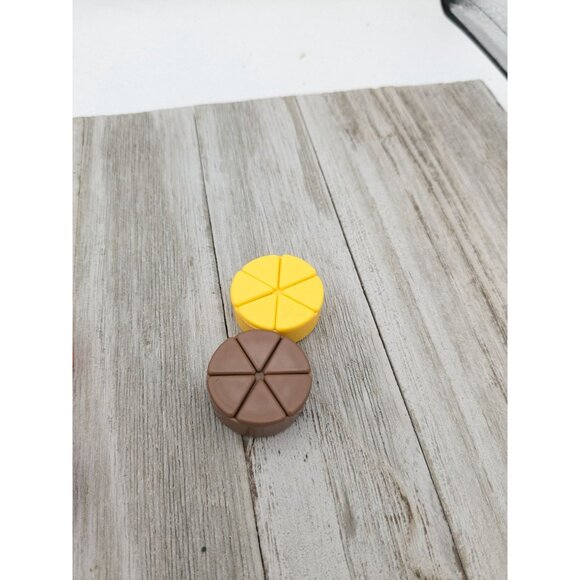 Hasbro Trivial Pursuit Genus IV Game Replacement Pie Pieces Dice - Picture 3 of 5